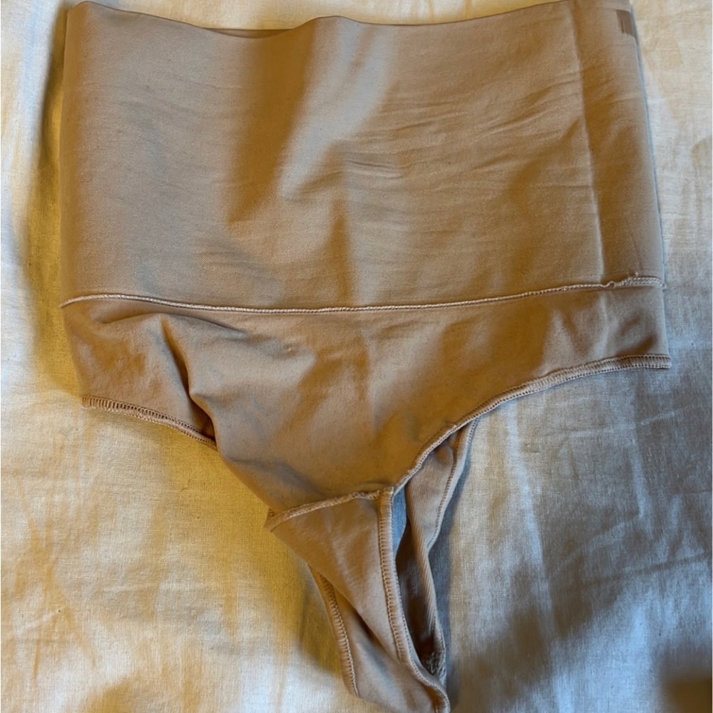 COPY - SKIMS high waisted thong panty L/XL. Runs small! New